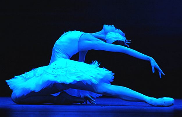 Wang Quimin, in Swan Lake dancing Odette